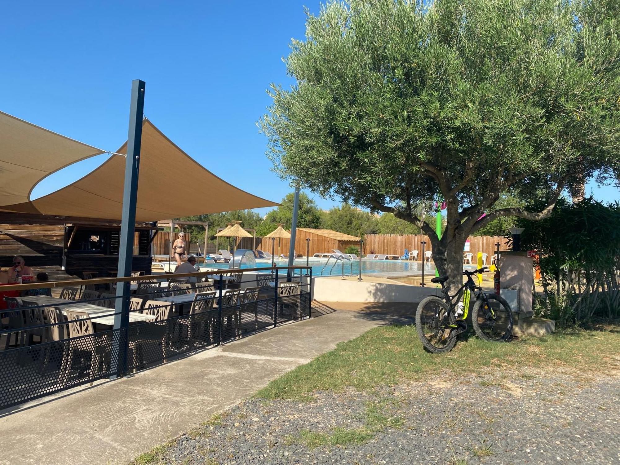 Camping Les Amandiers Castelnau-de-Guers Exteriör bild