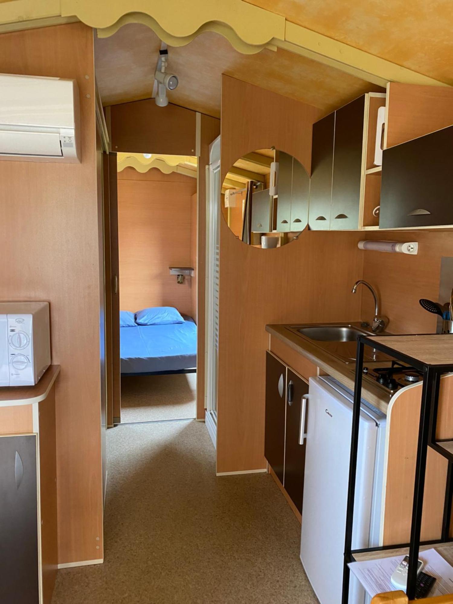 Camping Les Amandiers Castelnau-de-Guers Exteriör bild