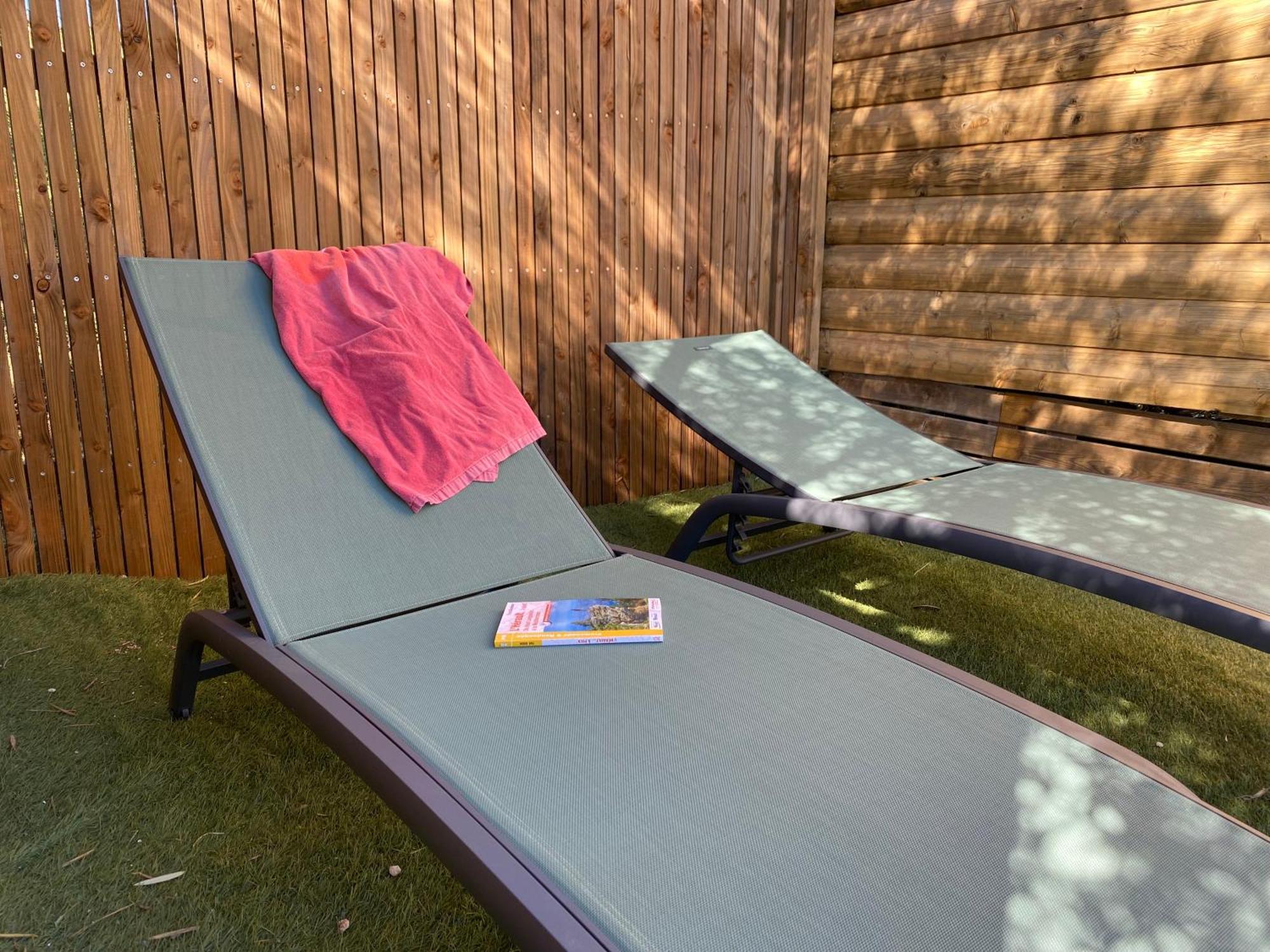 Camping Les Amandiers Castelnau-de-Guers Exteriör bild